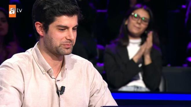 <strong>So�uk kanl� ve kendinden emin bir performans sergileyen gen� yar��mac�, 300 bin TL'lik soruda tak�ld�.</strong>