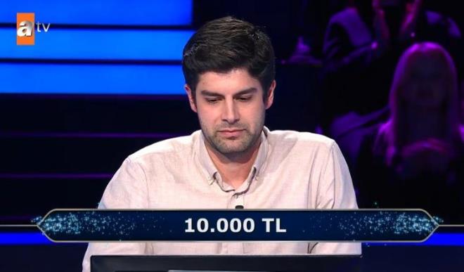 <strong>Bo�azi�i �niversitesi Siyaset Bilimi b�l�m� mezunu olan 27 ya��ndaki yar��mac� Doruk, ilk sorular� h�zl�ca yan�tlayarak yar��maya ba�ar�l� bir �ekilde ba�lang�� yapt�.</strong>