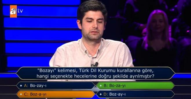 <strong>S�zen, sunucu Oktay Kaynarca'n�n <span style="color:#800080"><em>"Peki cevap verseydin hangi cevab� verirdin?"</em></span> sorusuna ise <span style="color:#800080"><em>"C ��kk�"</em></span> yan�t�n� verdi.</strong>