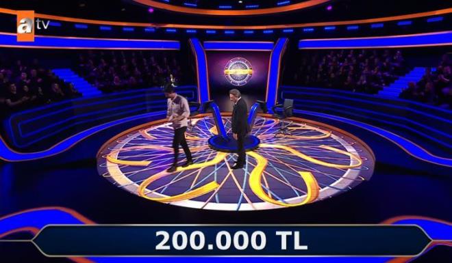 <strong>Sorunun do�ru cevab�n�n a��lmas�yla birlikte yar��mac� Doruk S�zen derin bir nefes ald�. S�zen, e�er riske girip C ��kk�nda �srar etseydi, verdi�i yanl�� cevap y�z�nden yar��madan sadece 50 bin TL alarak ayr�lacakt�.</strong>