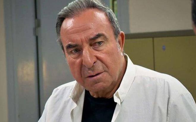 Arka Sokaklar dizisinin R�za Baba's� usta oyuncu Zafer Ergin, ge�ti�imiz g�nlerde hastaneye kald�r�ld�. 83 ya��ndaki sanat��n�n sa�l�k durumunun nas�l oldu�u herkes taraf�ndan merak edilirken, doktorundan beklenen a��klama geldi.