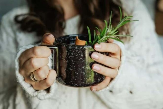 <p><span><strong>B�BER�YE DEY�P GE�MEY�N: HAFIZAYI Y�ZDE 75 ORANINDA G��LEND�R�YOR</strong></span></p>    <p><strong>�ngiltere'deki Northumbria �niversitesi ara�t�rmac�lar� taraf�ndan ger�ekle�tirilen bir dizi deney, biberiyenin kokusunun haf�za �zerinde etkili bir rol oynad���n� ortaya koydu. Ara�t�rmada yer alan kat�l�mc�lar�n bir k�sm�na biberiye ya�� koklat�ld� ve bu grubun kokusuz ortamdaki gruba oranla haf�za testlerinde y�zde 75 daha ba�ar�l� oldu�u g�zlemlendi.&nbsp;</strong></p>