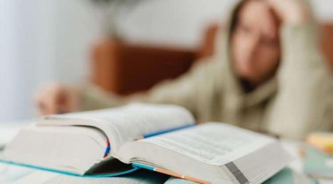 <strong>�zellikle dikkat ve odak sorunu ya�ayan �al��anlar ve yo�un s�nav d�nemindeki ��renciler, biberiye kokusunu do�al bir zihin a��c� olarak kullanabilir. Ara�t�rmalara g�re; biberiyenin koku molek�lleri beyne ula�t��� andan itibaren, odaklanma kapasitesini maksimum seviyeye ��kar�yor.</strong>