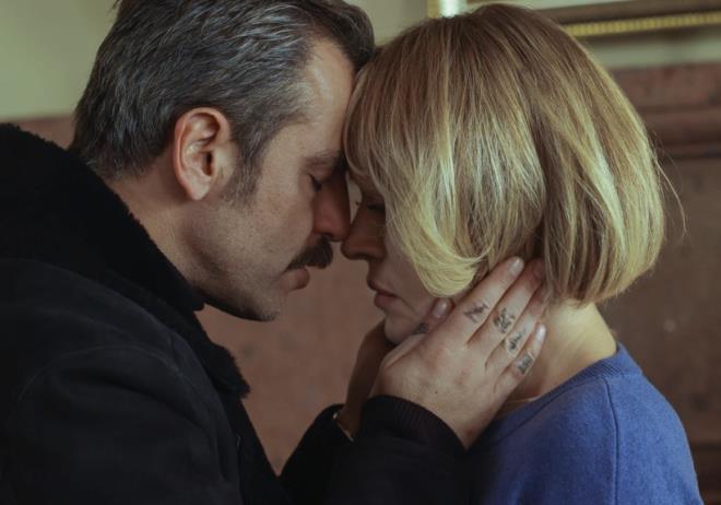 SEZEN AKSU'YU ETK�LEYEN SAHNE<br>  <p>Dizinin ge�ti�imiz haftalarda yay�nlanan b�l�m�nde Zafer karakterinin (Bora Akka�) hayat�n� kaybetti�i sahne dikkat �ekmi�ti. Diziyi yak�ndan takip eden Sezen Aksu'nun bu sahneden etkilenerek "Kar" adl� bir �ark� yazd��� ��renildi.</p>