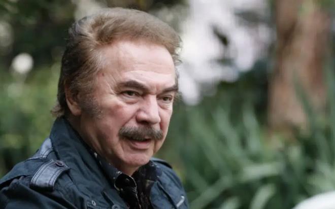 T�rk m�zi�inin efsane ismi Orhan Gencebay, 81 ya��nda aniden y�kselen ate�i nedeniyle Medicana Zincirlikuyu Hastanesi'ne ba�vurdu. Usta sanat��n�n durumu ciddiyetle takip edilirken, yap�lan ilk m�dahalenin ard�ndan m��ahede alt�na al�nd��� ��renildi. Herkesin akl�ndaki o tek soru: Usta sanat��y� yata�a d���ren sebep ne? ��te ayr�nt�lar...