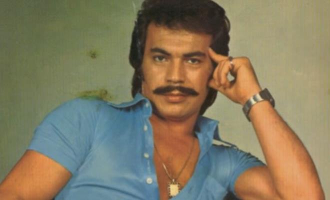 <p>M�zi�e 6 ya��nda, Rus konservatuvar� mezunu ve aslen K�r�m g��meni eski bir opera sanat��s� olan klasik bat� m�zisyeni Emin Tarak��'dan keman ve mandolin dersleri alarak ba�lad�. 7 ya��nda ba�lama ve T�rk halk m�zi�i dersleri almaya ba�lad�. 10 ya��nda ilk beste �al��mas� olan Kara Ka�l� Esmerdi Kim Bilir Kimi Sevdi isimli eseri yapt�.</p>  <p>13 ya��nda T�rk Sanat M�zi�i ve tambur e�itimi almaya ba�lad�. Ortaokul ve lise y�llar�nda Samsun, Edirne ve �stanbul musiki cemiyetlerinde yayl� tambur, THM cemiyetlerinde ise ba�lama �ald�. Samsun ve �stanbul'da halk evlerinin kuruculu�unu yapt�.</p>  <p>Kendi a�t��� m�zik dershanelerinde ��retmenlik yapt�. �ocukluk y�llar�nda en �ok etkilendi�i ki�i zaman�n�n ba�lama �stad� Bayram Arac�'yd�. Gencebay'a o y�llarda bu nedenle k���k Bayram diyorlard�.</p>  <p>�lk profesyonel bestesi "Ruhumda Titreyen Sonsuz Bir Alevsin"i 14 ya��nda yapan Orhan Gencebay, 16 ya��ndan itibaren caz ve rock m�zi�i ile ilgilenmeye ba�lad�, bat� nefesli sazlardan olu�an orkestralarda tenor saksofon �ald�.</p>