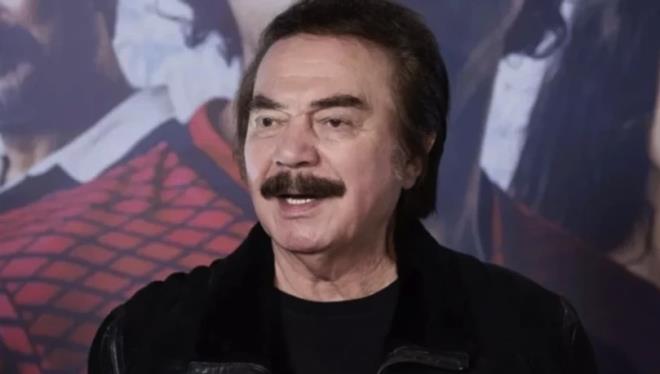 <p><strong>ORHAN GENCEBAY K�MD�R?</strong></p>  <p>Orhan Gencebay ya da ger�ek ad�yla Orhan Kencebay (d. 4 A�ustos, 1944; Samsun, T�rkiye) T�rk besteci, ses sanat��s�, �air, enstr�manist, aranj�r, m�zik yap�mc�s�, m�zik direkt�r� ve akt�rd�r.</p>  <p>M�zi�e 6 ya��nda, Rus konservatuvar� mezunu ve aslen K�r�m g��meni eski bir opera sanat��s� olan klasik bat� m�zisyeni Emin Tarak��'dan keman ve mandolin dersleri alarak ba�lad�. 7 ya��nda ba�lama ve T�rk halk m�zi�i dersleri almaya ba�lad�.</p>  <p>10 ya��nda ilk beste �al��mas� olan Kara Ka�l� Esmerdi Kim Bilir Kimi Sevdi isimli eseri yapt�. 13 ya��nda T�rk Sanat M�zi�i ve tambur e�itimi almaya ba�lad�. Ortaokul ve lise y�llar�nda Samsun, Edirne ve �stanbul musiki cemiyetlerinde yayl� tambur, THM cemiyetlerinde ise ba�lama �ald�.</p>  <p>Samsun ve �stanbul'da halk evlerinin kuruculu�unu yapt�. Kendi a�t��� m�zik dershanelerinde ��retmenlik yapt�. �ocukluk y�llar�nda en �ok etkilendi�i ki�i zaman�n�n ba�lama �stad� Bayram Arac�'yd�. Gencebay'a o y�llarda bu nedenle k���k Bayram diyorlard�.</p>  <p>�lk profesyonel bestesi "Ruhumda Titreyen Sonsuz Bir Alevsin"i 14 ya��nda yapan Orhan Gencebay, 16 ya��ndan itibaren caz ve rock m�zi�i ile ilgilenmeye ba�lad�, bat� nefesli sazlardan olu�an orkestralarda tenor saksofon �ald�. �stanbul'a gelerek, T�rkiye'nin ilk konservatuar� ve eski ad� D�r�lelhan olan �stanbul Belediye Konservatuvar�'na girdi, bir s�re icra heyetinde bulundu.</p>