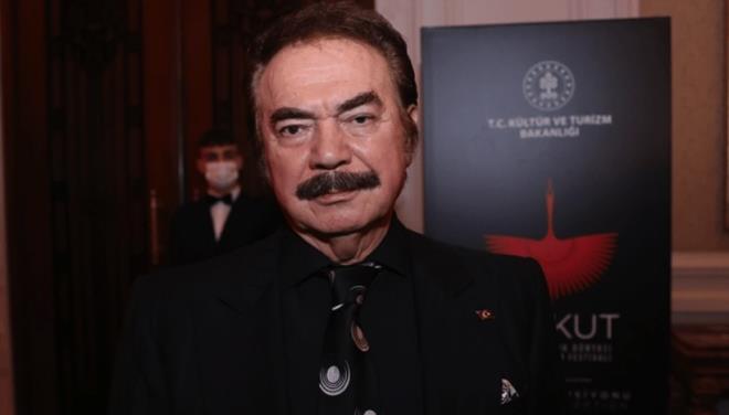 <p>�stanbul'a gelerek, T�rkiye'nin ilk konservatuar� ve eski ad� D�r�lelhan olan �stanbul Belediye Konservatuvar�'na girdi, bir s�re icra heyetinde bulundu.</p>  <p>Orhan Gencebay, 29 Kas�m 2009 tarihinde Milliyet Gazetesi'nden Olcay �nal Sert'e verdi�i r�portajda "Bats�n Bu D�nya, T�rkiye'nin a��t�d�r.</p>  <p>�u bir ger�ek, 70'li y�llar �ok k�t� y�llard�. G�nde 100 - 150 ki�i �ld�r�l�yordu. 1975'te b�yle bir T�rkiye'de yapt�m 'Bats�n Bu D�nya'y�. O, T�rkiye'nin a��t�d�r, a�lanacak par�as�d�r." demi�tir.</p>  <p>17 Eyl�l 2012'de Orhan Gencebay'a sayg� i�in Poll Production'dan yay�nlanan Orhan Gencebay ile Bir �m�r alb�m�nde T�rkiye'nin �nde gelen sanat��lar� yer alarak Gencebay'�n bestelerini seslendirmi�tir.</p>