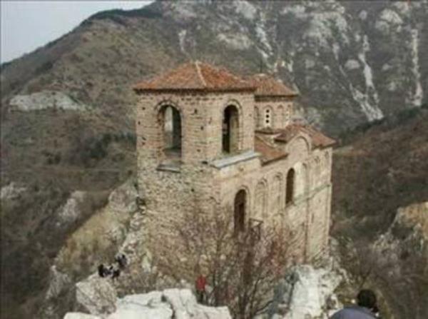 <b>Babo Kpek in Sava:</b> 1925 ylnda Yunanistan ve Bulgaristan pek sk dost deildi. Birinci Dnya Sava'nda savamlard ve daha tansiyon dinmemiken gerilim, Petrich ad verilen snrda iyice ykseldi.