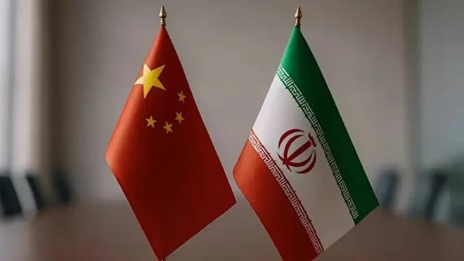 �ran, �in'in enerji g�venli�inde kritik rol oynayan �lkelerden biri olarak g�r�l�yor. �in'in h�zla artan enerji ihtiyac� ve petrol tedarikinde �e�itlilik aray���, Tahran ile Pekin aras�ndaki ekonomik ili�kileri g��lendiren fakt�rler aras�nda say�l�yor. Analizlere g�re, Ortado�u'da ya�anan gerilimlerin petrol fiyatlar�n� yukar� y�nl� etkilemesi de k�resel ekonomide �zellikle enerji ithalat��s� �lkeler �zerinde bask� olu�turuyor.