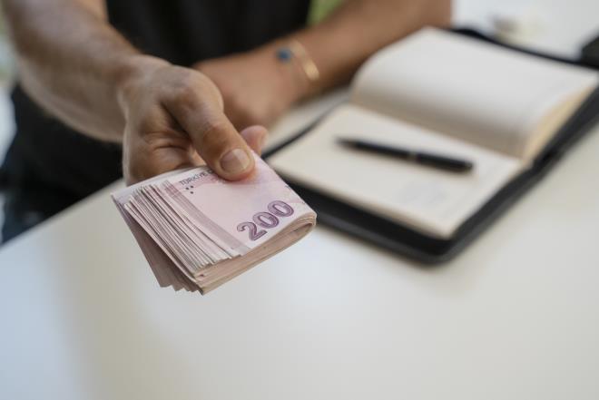 T�rkiye Cumhuriyet Merkez Bankas�'n�n 12 Mart tarihli toplant�s�nda politika faizini y�zde 37 seviyesinde sabit tutmas�n�n ard�ndan, bankac�l�k sekt�r�nde dikkatler yeniden kredi �r�nlerine y�neldi. Karar metninde k�resel piyasalardaki geli�meler ve enerji fiyatlar�na i�aret edilirken, nisan ay�nda al�nacak karar�n enflasyon verileri ve jeopolitik geli�melere ba�l� olaca�� vurguland�. <strong>Bu geli�melerin ard�ndan bankalar �zellikle k�sa vadeli ve faizsiz finansman se�eneklerini �ne ��kararak m��teri kazan�m�n� h�zland�rd�.</strong>