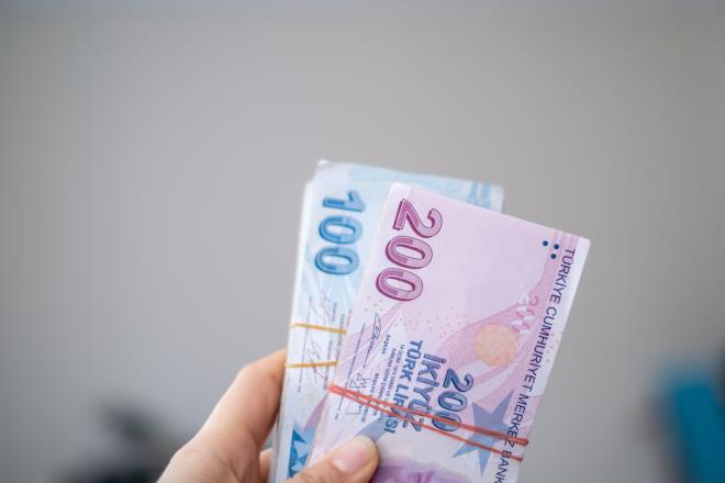 <p><strong>KISA VADEL� VE �ARTLI KAMPANYALARA D�KKAT</strong></p><p>Faizsiz kredi kampanyalar� cazip g�r�nse de, �o�u �r�n�n k�sa vadeli oldu�u ve yaln�zca yeni m��teriler i�in ge�erli oldu�u dikkat �ekiyor. Ayr�ca baz� kampanyalarda kredi notu, gelir durumu ve bankac�l�k �r�nlerinin aktif kullan�m� gibi �artlar aranabiliyor.</p>