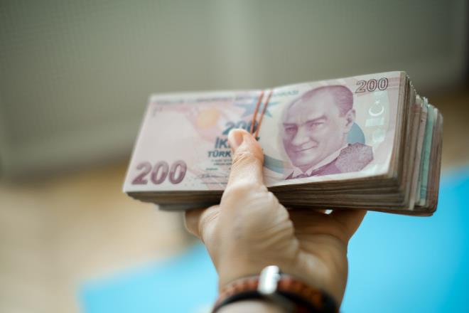 <p><strong>ALBARAKA: 150 B�N TL'YE VARAN TOPLAM F�NANSMAN</strong></p><p>Albaraka'n�n sundu�u kampanyada ise toplam tutar dikkat �ekiyor. Banka, 50 bin TL finansman�n yan� s�ra, 100 bin TL'ye kadar kredi kart� harcamas�n� 6 taksitle ve vade fark� olmadan sunuyor. B�ylece toplamda 150 bin TL'ye kadar faizsiz finansman imkan� sa�lan�yor.</p>