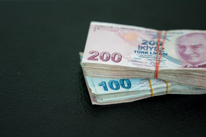 <p><strong>DEN�ZBANK: 90 B�N TL'L�K �ST L�M�T</strong></p><p>DenizBank, yeni m��terilere 3 ay vadeli 65 bin TL faizsiz kredi imkan� tan�rken, buna ek olarak 25 bin TL taksitli nakit avans sunuyor. Toplam finansman tutar� 90 bin TL'ye kadar ��k�yor.</p>