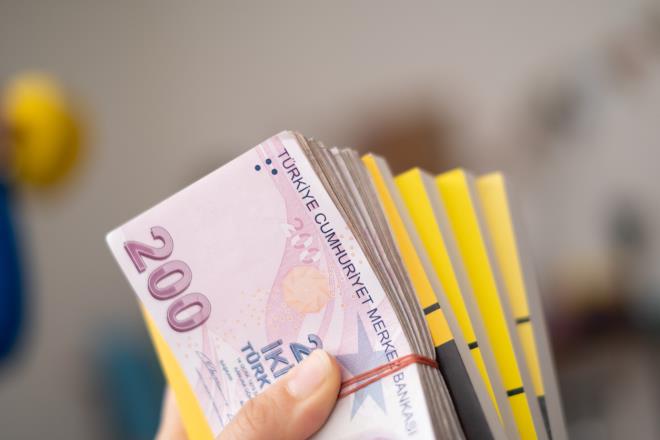 <p><strong>FA�ZS�Z KRED� HAKKINDA MERAK ED�LENLER: 10 SORU 10 CEVAP</strong></p><p><strong>1. FA�ZS�Z KRED� NED�R?</strong></p><p>Faizsiz kredi, bankan�n belirli bir s�re ve tutar i�in faiz i�letmeden sundu�u finansmand�r. Genellikle kampanya kapsam�nda ve s�n�rl� vadeyle verilir.</p><p><strong>2. GER�EKTEN MAL�YET YOK MU?</strong></p><p>Faiz olmaz ama bazen dosya masraf�, kart aidat� ya da sigorta gibi ek kalemler olabilir.<strong>"S�f�r faiz"</strong>her zaman<strong>"s�f�r maliyet"</strong> anlam�na gelmez.</p><p><strong>3. K�MLER FAYDALANAB�L�R?</strong></p><p>�o�unlukla yeni m��teri olanlar yararlanabilir. Bankalar bu kampanyalar� m��teri kazanmak i�in kullan�r.</p><p><strong>4. VADE S�RELER� NE KADAR?</strong></p><p>Genelde k�sa vadelidir. En s�k g�r�len s�reler 1 ila 3 ay aras�d�r. Baz� bankalar s�n�rl� tutarlar i�in 12 aya kadar uzatabilir.</p><p><strong>5. EN FAZLA NE KADAR KRED� ALINAB�L�R?</strong></p><p>Bankaya g�re de�i�ir. Kampanyalarda toplam finansman (kredi + nakit avans + ek hesap) 150 bin TL'ye kadar ��kabilir.</p>