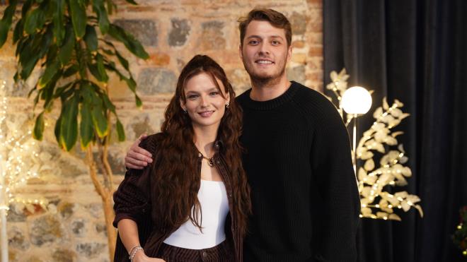 Atv'nin Baba Yap�m imzal� dev kadrolu dizisi Ayn� Ya�mur Alt�nda 7. b�l�m�yle ekrana veda ediyor.