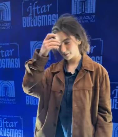 <p><strong>ELE�T�R�LER VE BE�EN�LER KAR�I KAR�IYA</strong></p><p>Ava Yaman, rol ald��� yap�mlardaki ��k ve �zenli halinin aksine, iftar davetine olduk�a sade bir kombinle kat�ld�. 18 Mart tarihli foto�raflar�n yay�lmas�yla birlikte dijital platformlarda "do�all�k" ve "bak�ms�zl�k" ekseninde bir tart��ma ba�lad�. Bir kesim kullan�c�, davetin ciddiyetine uygun olmayan "sala�" bir tercih yap�ld���n� savunurken; di�er kesim ise ekran y�zlerinin her an kusursuz g�r�nmek zorunda olmad���n� vurgulayarak Yaman'�n cesaretini takdir etti.</p>