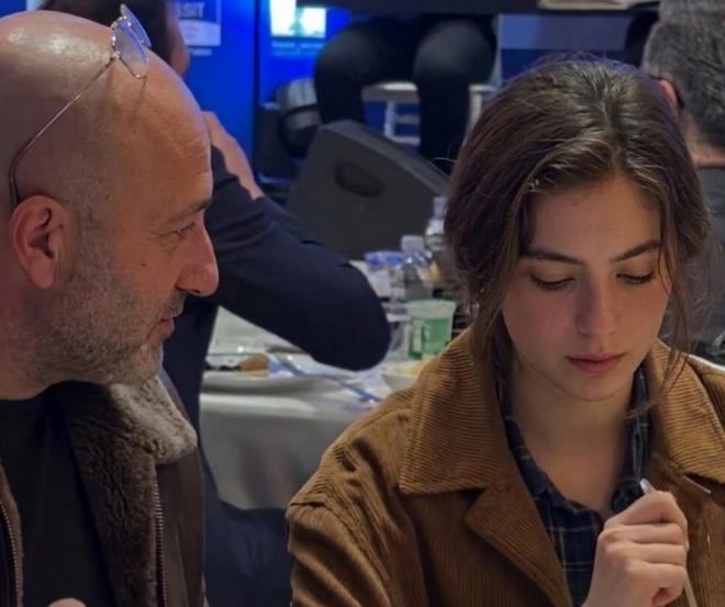 <p><strong>SOSYAL MEDYADAN GELEN OLUMLU ELE�T�R�LER</strong></p><ul><li><p><strong>"Sonunda filtresiz, botokssuz, ger�ek bir y�z g�rd�k; helal olsun bu �zg�vene."</strong></p></li><li><p><strong>"�ftar davetine abiye elbiseyle, a��r makyajla gitmekten �ok daha samimi bir hareket."</strong></p></li><li><p><strong>"Kad�n zaten g�zel, boyaya badanaya ihtiyac� yok ki. Do�al hali bebek gibi."</strong></p></li><li><p><strong>"Sekt�rdeki 'm�kemmel g�r�nme' bask�s�na harika bir cevap olmu�, bay�ld�m bu sala�l��a."</strong></p></li><li><p><strong>"��te ger�ek Eleni! Rol icab� de�il, her haliyle do�al ve i�imizden biri."</strong></p></li><li><p><strong>"Makyaj yapmay�nca ya��n ne kadar k���lm��, resmen tazelenmi�sin."</strong></p></li></ul>