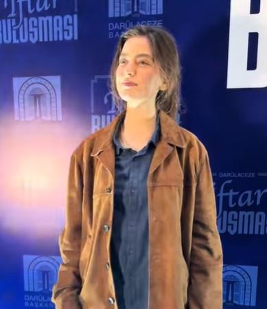 Pop�ler oyuncu <strong>Ava Yaman</strong>, 18 Mart ak�am� d�zenlenen bir iftar yeme�inde tercih etti�i do�al g�r�n�m�yle dikkatleri �zerine �ekti. Sosyal medya platformlar�ndaki yorumlara yans�yan tart��malarda, Yaman'�n s�f�r makyaj ve g�nl�k k�yafet tercihi hem b�y�k be�eni toplad� hem de sert ele�tirilerin hedefi oldu.