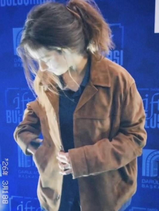 <p><strong>SOSYAL MEDYADAN GELEN SERT ELE�T�R�LER</strong></p><ul><li><p><strong>�ftar davetine de�il de pazara gider gibi gelmi�, hi� yak��mam��."</strong></p></li><li><p><strong>"Ekran y�z�s�n, insanlar�n kar��s�na bu kadar bak�ms�z ��kmaya hakk�n yok."</strong></p></li><li><p><strong>"Do�all�k ba�ka, �zensizlik ba�ka resmen davete sayg�s�zl�k bu k�yafetler."</strong></p></li><li><p><strong>"Yataktan kalkt��� gibi gelmi� san�r�m"</strong></p></li><li><p><strong>"�nl�lerin bu �abas�z ��kl�k aya��na iyice salmalar�ndan g�na geldi."</strong></p></li></ul>