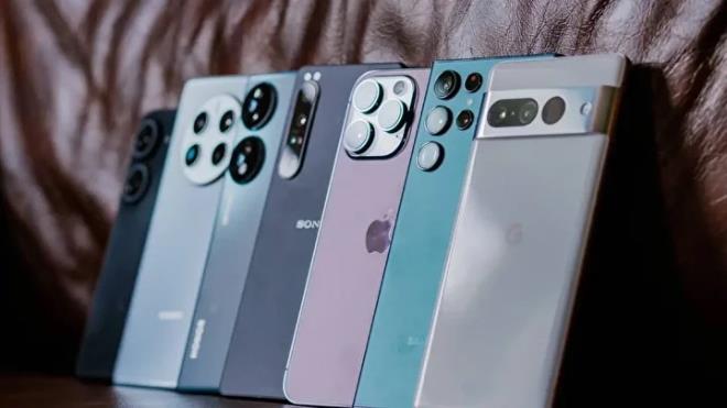 <p><strong>5G Destekleyen Telefon Modelleri</strong></p><p>Yeni d�neme girerken cihaz�n�z�n 5G teknolojisine uygun olup olmad���n� a�a��daki listeden kontrol edebilirsiniz:</p><p><br></p><p><strong>Apple</strong>: T�m iPhone 12, 13, 14, 15 ve 16 serisi cihazlar (Mini, Plus, Pro ve Pro Max versiyonlar� dahil) ile 3. nesil ve sonras�nda ��kan iPhone SE modelleri 5G'yi destekliyor.</p>