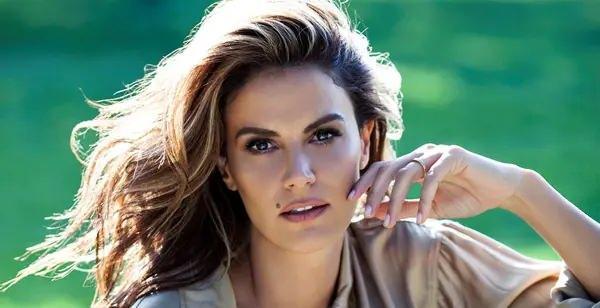 <strong>Meme kanseri fark�ndal��� i�in kurulan ve k�resel �apta sembol haline gelen "Pembe Kurdele" (Pink Ribbon) hareketinin �nc� isimlerinden biri olan ve erken te�hisin �nemini her f�rsatta vurgulayan T�lin �ahin, g��s�nde kitle tespit edildi�ini ve yak�nda ameliyat olaca��n� �u s�zlerle a��klad�:</strong>