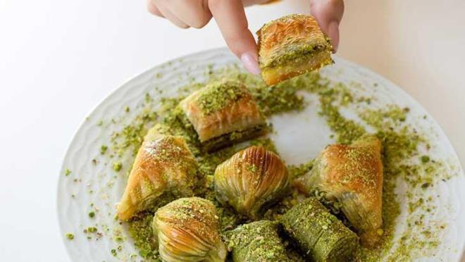 G�nl�k beslenme rutinlerinde yer almamal�  <p>  �eker ve tatl� t�ketimi yaln�zca diyabeti olan ya da y�ksek kilolu ki�ilerin ka��nmas� gereken zararl� bir �ey gibi d���n�lse de yayg�n inan���n aksine, tan� alm�� bir hastal��� olmayanlar�n dahi g�nl�k beslenme rutinlerinde yer almamas� gereken bir besin oldu�unu s�yleyen Beslenme ve Diyet Uzman� Ezgi Hazal �elik, ?D�nya Sa�l�k �rg�t�, g�nl�k enerji gereksiniminizin ortalama yakla��k 10?unun �ekerden al�nabilece�ini ancak uzun vadeli hedefin y�zde 5 ve alt� oldu�unu vurgulamaktad�r. �rne�in; enerji gereksinimi 2000 kalori olan bir birey, g�nde maksimum 200 kalorisini basit �ekerden alabilir ki bu da ortalama 1 k���k porsiyon tatl�ya e�ittir? diyor.