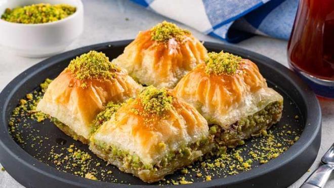 Karaci�er ya�lanmas�na neden olur  <p>  Son zamanlarda alkole ba�l� olmayan karaci�er ya�lanmas� gen�lerde de yayg�nla��yor.  Bunun �ncelikli nedenlerinin ba��nda; basit �eker, haz�r paketli �r�nler ve tatl�larda kullan�lan fruktoz �urubu t�ketiminin artmas� geliyor. Sofra �ekeri ve y�ksek fruktoz b�y�k �l��de karaci�erde i�lenir ve fazla t�ketildi�inde karaci�er bu enerjiyi ya�a d�n��t�r�r. Karaci�er ya�lanmas�n�n artmas� sa�l��� olumsuz etkiler. T�ketim s�kl���na ve porsiyonlara dikkat etmek, i�lenmi� ve etiket bilgisinde fruktoz �urubu i�eren g�dalardan uzak durmak gerekir.