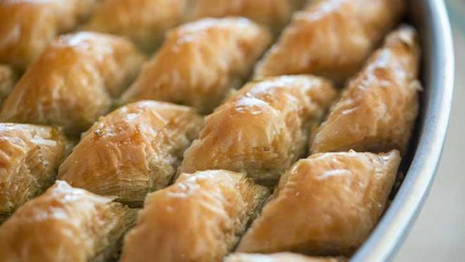 Son zamanlarda alkole ba�l� olmayan karaci�er ya�lanmas� gen�lerde de yayg�nla��yor. Bunun �ncelikli nedenlerinin ba��nda; basit �eker, haz�r paketli �r�nler ve tatl�larda kullan�lan fruktoz �urubu t�ketiminin artmas� geliyor. Sofra �ekeri ve y�ksek fruktoz b�y�k �l��de karaci�erde i�lenir ve fazla t�ketildi�inde karaci�er bu enerjiyi ya�a d�n��t�r�r. Karaci�er ya�lanmas�n�n artmas� sa�l��� olumsuz etkiler. T�ketim s�kl���na ve porsiyonlara dikkat etmek, i�lenmi� ve etiket bilgisinde fruktoz �urubu i�eren g�dalardan uzak durmak gerekir.