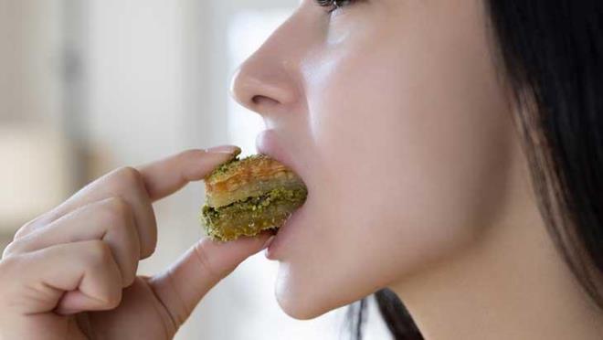 Kalp ve damar hastal�klar�na yol a�ar  <p>  A��r� �eker t�ketimi nedeniyle karaci�erde trigliserid ad� verilen ya� asitleri artarak, damar duvarlar�nda birikmeye ba�lar. Zamanla damar yap�s� bozulup damar sertli�i ve di�er kalp hastal�klar�na yol a�ar. Artan �eker t�ketimiyle kar�n �evresi ya�lanmas� ve bel �evresinin artmas� kalp hastal�klar� a��s�ndan �nemli di�er risk fakt�rlerindendir. Bu nedenle �eker ve tatl� t�ketimini azalt�p, kalp ve damar sa�l��� i�in ye�il yaprakl� sebzeler ba�ta olmak �zere, sebze, meyve, �i� kuruyemi� vb liften zengin g�dalara beslenmede yer vermek gerekir.