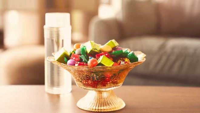 Di� ��r�klerini art�r�r  <p>  �eker t�ketimi di� minesinin zarar g�rmesine, ��r�klere ve buna ba�l� di� kay�plar�na neden olurken a��z sa�l���n� da olumsuz etkiler. A��zda pH dengesinin bozulmas�yla birlikte a��z i�indeki bakteri �e�itlili�i de�i�ir ve a��z kokusu ile ilgili problemler artabilir. S�k aral�klarla �eker t�ketmek, gazl� �ekerli i�ecekler i�mek ve yetersiz a��z hijyeni olumsuz sonu�lar� belirginle�tirir. A��r� tatl� t�ketiminden uzak durmak, �ekerli besin t�kettikten sonra ise mutlaka di�leri f�r�alamak gerekir.