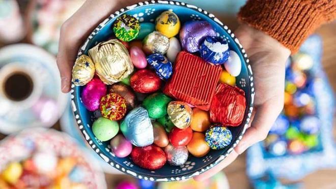 �ns�lin direnci ve Tip 2 diyabet riskini art�r�r  <p>  �eker gibi basit karbonhidratlar yedikten sonra kana �ok h�zl� kar��arak kan �ekerini h�zla y�kseltir. Bu nedenle, v�cudun, kan �ekeri metabolizmas�n� d�zenleyen hormonlardan biri olan ins�line verdi�i yan�t bozularak ins�lin direncinin olu�mas�na ve tip-2 diyabet riskinin artmas�na yol a�ar. �zellikle ailede diyabet �yk�s� olanlar �eker ve tatl�y� s�n�rland�rmal�d�r. E�er son zamanlarda fazla �eker t�ketiyor, tatl� yeme iste�inizin artt���n� d���n�yorsan�z mutlaka bir hekim ile g�r���p ins�lin direnci ve diyabet ile ilgili kontrollerinizi yapt�rmal�s�n�z.