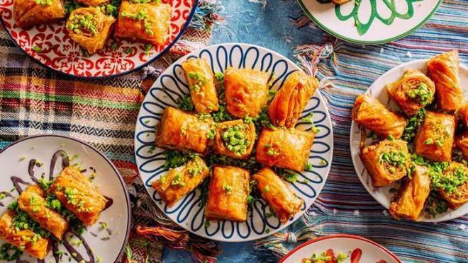 Obeziteye zemin haz�rlar  <p>  Beslenme ve Diyet Uzman� Ezgi Hazal �elik ?Y�ksek �eker i�eren besinler; kalorisi y�ksek ve karbonhidrat a��rl�kl� olup, v�cut i�in gerekli vitamin- minerallerden ise olduk�a fakirdir. Genellikle protein ve liften d���k olduklar� i�in s�k ac�kman�za, kan �ekeri dengesizli�i nedeniyle s�rekle tatl� t�ketme iste�inizin artmas�na yol a�ar. Bu da ki�iyi bitmeyen bir k�s�r- d�ng�ye sokarak, g�n i�erisinde al�nan toplam kalori miktar�n�n artmas�na, kilo art���na ve uzun vadede obeziteye zemin haz�rlar? diyor.