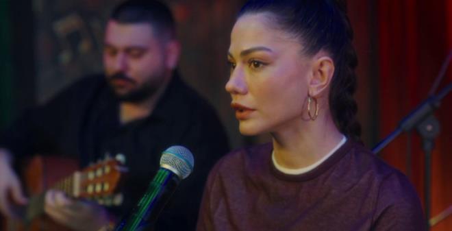 Demet �zdemir?in etkileyici performans� k�sa s�rede sanal medyada g�ndem olurken, sahnenin duygusal yo�unlu�u izleyicileri derinden etkiledi. Nisan?�n, akl�nda E�ref?e duydu�u �zlemle �ark�y� s�yledi�i anlar, oyuncunun g��l� yorumu sayesinde zirveye ula�t�.