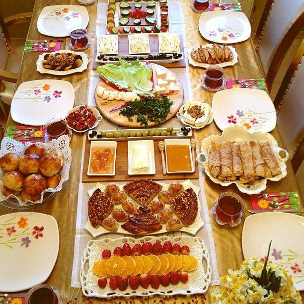 <span><strong>2- Bayram sabah� hafif bir kahvalt�yla g�ne ba�lanmal�, k�zartma, kavurma y�ntemleriyle pi�irilmi� besinler tercih edilmemeli. Domates, salatal�k, maydanoz gibi �i� sebzeler, az tuzlu peynir, ha�lanm�� yumurta tercih edilmeli. Sucuk, salam, sosis gibi ya�l� besinler ile hamur i�i g�dalardan sak�n�lmal�.</strong></span>