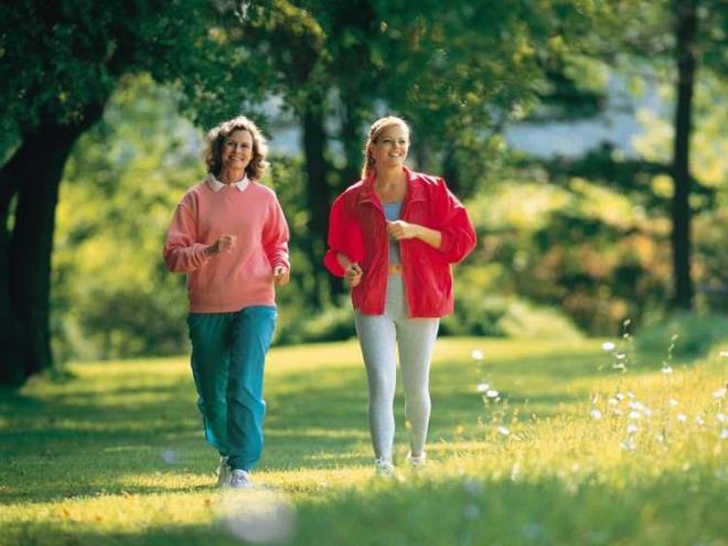 <span><strong>12- G�nl�k ya�am� m�mk�n oldu�unca aktif ge�irmek sa�l�kl� bir ya�am�n ilk ad�m�. Bayram s�resince ziyaretlerinize m�mk�n olduk�a y�r�yerek gidin. Yeti�kin bir birey i�in haftal�k en az 150 dakika orta �iddetli fiziksel aktivite (�rne�in haftada 30 dakikadan 5 g�n tempolu y�r�y��) ya da haftal�k 75 dakika y�ksek �iddetli fiziksel aktivite (basketbol, tenis, y�zme vb.) �nerilir. Fiziksel aktivitenin kan �ekeri ve kolesterol� azaltmaya, kilo kontrol�n�n sa�lanmas�na ve ba��rsak hareketlerini artt�rmaya yard�mc� oldu�u unutulmamal�.</strong></span>