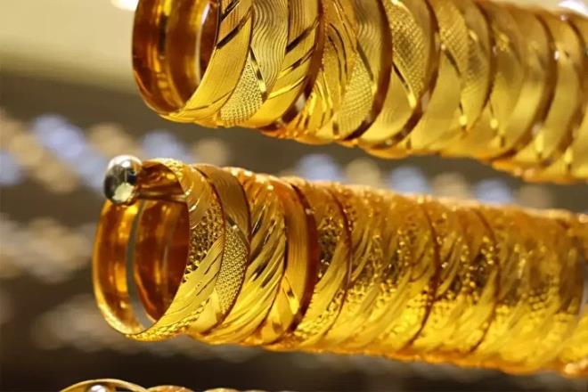 <h2>D�����n iki ana nedeni ve 'f�rsat' vurgusu</h2><p><br></p><p>Alt�n fiyatlar�nda ya�anan geri �ekilmenin kal�c� olmayaca��n� savunan uzman isim, de�erli metallerdeki bask�lanman�n nedenlerini �u s�zlerle ifade etti:</p><p><br></p><p>"Uluslararas� piyasalarda ons alt�n 4.705 dolar seviyesinde ve %2,36'l�k bir de�er kayb�yla haftay� kapat�yor. Alt�n, g�m�� ve t�m metallerdeki bu sert gerilemenin iki ana nedeni var: Birincisi, petrol fiyatlar�n�n %4 civar�nda prim yaparak 111-115 dolar band�na y�kselmesi; ikincisi ise dolar endeksinin tekrar 100 seviyesinin �zerine ��kmas�d�r. Mevcut d���� trendindeki bask�lanma ve manip�lasyon fiyatlamas� kal�c� de�ildir. �zellikle alt�n borcu olanlar, d���n yapacaklar veya elinde d�vizi olan yat�r�mc�lar i�in bu seviyeler muhte�em f�rsatlard�r."</p>