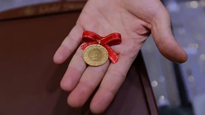 <h2>Gram alt�n i�in kritik e�ikler</h2><p><br></p><p>�� piyasada gram alt�n yat�r�mc�s�na da seslenen Memi�, "Bu d����ler kal�c� de�il, ilave yapman�n tam zaman�" diyerek hem dijital ekranlar hem de fiziki piyasalar aras�ndaki fiyat makas�na dikkat �ekti:</p><p><br></p><p>"Gram alt�n TL fiyat� serbest piyasalarda 7.020 lira seviyesinde. En son kendi ki�isel pozisyonumda 7.214 TL ve 7.300 TL seviyelerinin bile ucuz oldu�unu belirtmi�tim; �u anki rakamlar olduk�a d���k."</p>