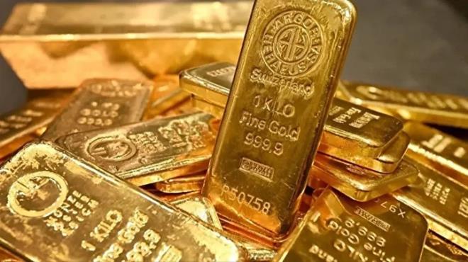 <h2>�n�m�zdeki hafta beklentisi</h2><p><br></p><p>Petrol fiyatlar�nda ya�anacak olas� bir geri �ekilmenin alt�n� yeniden ate�leyece�ini belirten Memi�, y�n�n �n�m�zdeki hafta itibar�yla yukar� d�nece�ini �ng�rd���n� �u a��klamalarla dile getirdi:</p><p><br></p><p>"Petrol 115 dolara gitti�i zaman ons alt�n 4.700'e geldi. Peki, tekrar 4.700 dolar seviyesinden 4.950-4.970 denemesini yapar m�? Yapar. Ne zaman yapar? �n�m�zdeki hafta yapar. ��nk� petrol fiyatlar�ndaki 95 dolar seviyesine do�ru bekledi�im gerileme, alt�n taraf�ndaki bu y�kseli�i destekleyecektir. �u an a�a��da 4.680 ve 4.630 dolar destek seviyeleri olsa da bu fiyatlar kal�c� de�ildir."</p>