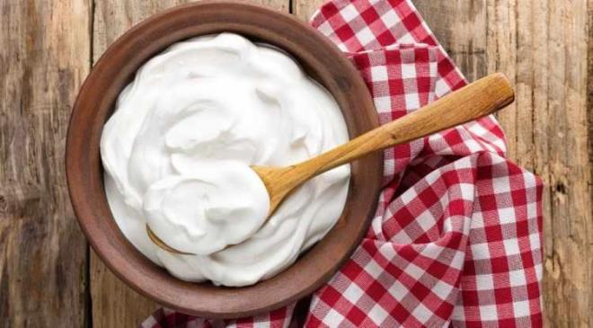 YO�URT VE FERMENTE �R�NLERE D�KKAT  <br>  Sabah a� karn�na t�ketilmemesi gereken besinlerin ba��nda yo�urt ve fermente �r�nler yer al�yor. Bu besinler, a� karn�na t�ketildi�i zaman midedeki hidroklorik asit seviyesini art�rarak sistemdeki yararl� bakterileri yok edebilir.