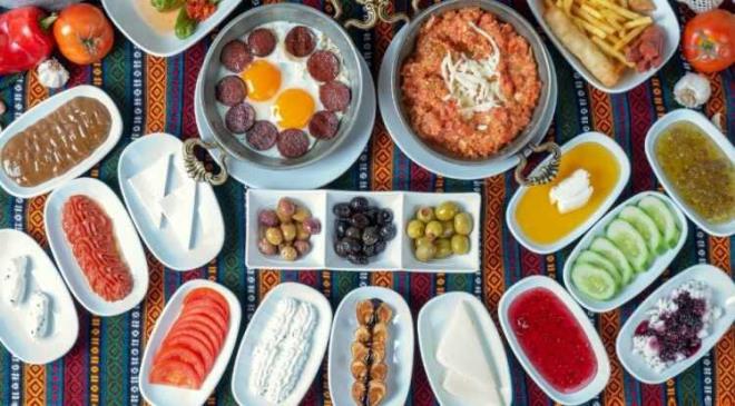 <strong>Uzun bir a�l�k sonras� g�ne ba�larken, mideyi yormayacak ve sindirim sistemini destekleyecek besleyici g�dalara sofralarda yer vermek olduk�a �nemli. V�cudun ihtiya� duydu�u enerji, protein, vitamin ve mineralleri sa�lamak ad�na zengin i�erikli g�dalar kadar do�ru zamanda do�ru besinleri t�ketmek gerekiyor.</strong>