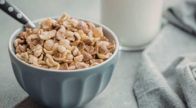 <p><span><strong>KAHVALTILIK GEVREKLER� MASUM DE��L</strong></span></p>    <p><strong>Ayn� �ekilde hamur i�leri ve y�ksek �ekerli kahvalt�l�k gevrekleri de mide i�in zararl� etkiye sahip olabilir. ��eri�inde maya olan bu g�dalar, mideyi tahri� ederek gaz sanc�lar�na neden olabilece�i gibi ani ins�lin dalgalanmalar�yla diyabet riskini art�r�r.</strong></p>