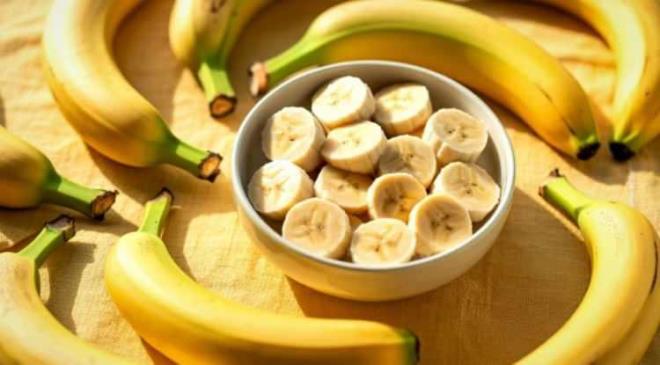 <strong>Sebzelerin yan� s�ra �ok severek t�ketti�imiz muz, a� karna t�ketildi�inde kandaki magnezyum oran�n� aniden y�kselterek v�cudun kalsiyum dengesini olumsuz y�nde etkileyebilir. Ayr�ca sert lif yap�s�na sahip armut da mide mukozas�n� zedeleyebilir.&nbsp;</strong>