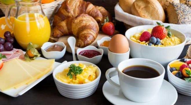 <span><em><strong>Baz� besinler her ne kadar sa�l�kl� olarak bilinse de g�ne ba�larken bo� mideyle t�ketildi�inde riskleri beraberinde getirebiliyor. Uzmanlar, sabah saatlerinde t�ketilmemesi gereken baz� besinleri s�ralad�.&nbsp;</strong></em></span>