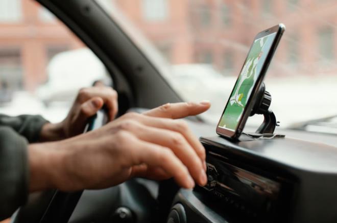 ��i�leri Bakanl���, ara� i�i telefon tutucular�n yasakland��� ve s�r�c�lere y�ksek para cezalar� uygulanaca�� y�n�ndeki iddialar�n ger�e�i yans�tmad���n� a��klad�. Mevcut durumda telefon tutuculara ili�kin herhangi bir yasak ya da cezai uygulama bulunmuyor.