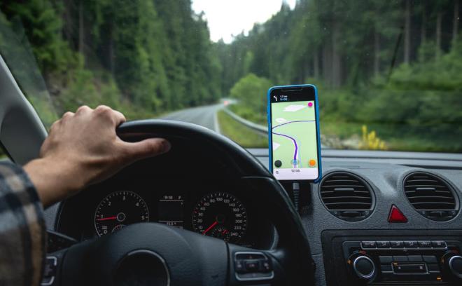 <p><strong>MEVCUT UYGULAMA NE D�YOR?</strong></p><p>�u an y�r�rl�kte olan kurallara g�re, ara� kullan�rken s�r�c�n�n dikkatini da��tacak �ekilde telefonla ilgilenmesi zaten yasak. Ancak bu durum, telefon tutucular�n kullan�m�n�n tamamen yasak oldu�u anlam�na gelmiyor.</p><p>Uzmanlar, s�r�c�lerin telefonlar�n� sabit bir tutucu ile kullanmas�n�n, elde kullan�m�na k�yasla daha g�venli oldu�una dikkat �ekiyor.</p>