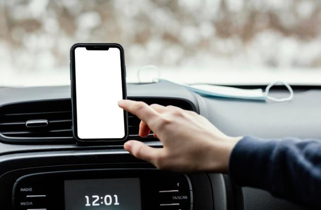 <p>A��klamada �u ifadelere yer verdi;</p><p><strong>"Ara�lardaki telefon tutucular�n g�r��� engelledi�i gerek�esiyle ceza kesilece�i y�n�ndeki iddialar ger�e�i yans�tm�yor. ��i�leri Bakan�m�z Say�n @mustafaciftcitr talimat�yla uygulama y�netmeli�i haz�rl��� devam ediyor. Vatanda�lar�m�z, Bakanl�k a��klamalar� d���ndaki spek�lasyonlara itibar etmemeli."</strong></p>