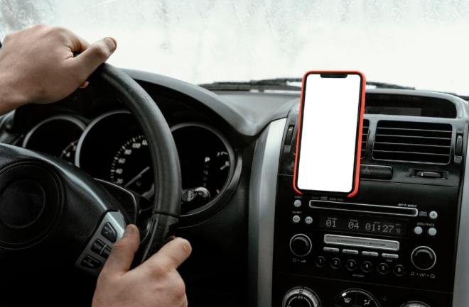 <p><strong>�DD�ALAR KISA S�REDE G�NDEM OLDU</strong></p><p>Son g�nlerde sosyal medya ve baz� haber platformlar�nda h�zla yay�lan iddialar, s�r�c�ler aras�nda kafa kar���kl���na neden oldu. Payla��mlarda, ara� i�inde kullan�lan telefon tutucular�n yasakland���, bu kurala uymayanlara y�ksek para cezalar� kesilece�i ve hatta ara� ba�lama gibi yapt�r�mlar uygulanaca�� �ne s�r�ld�. �zellikle 21 bin TL'ye kadar ceza uygulanaca�� iddias� geni� yank� buldu.</p>