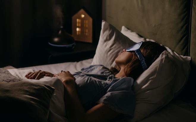 <h3><strong>B�L�N�ALTININ ED�T�R� YOK</strong></h3><p>Uzmanlar, uykunun REM evresinde n�ronlar�n ate�lenmesiyle olu�an bu g�r�nt�lerin �evresel fakt�rlerden ve k�lt�rel birikimden do�rudan etkilendi�ini belirtiyor. <strong>Kimisi lise s�nav�na yeti�emedi�i o me�hur kabusu g�r�rken, kimisi egzotik bir adada tavus ku�lar�n� izliyor.</strong></p>