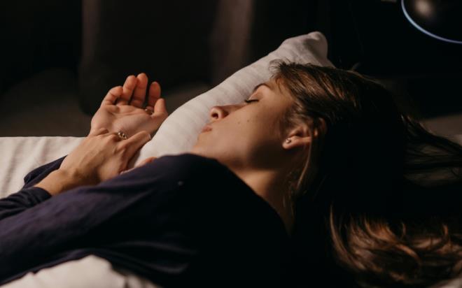 <h3><strong>�LKE �LKE R�YA HAR�TASI: K�M, NE G�R�YOR?</strong></h3><p>Ara�t�rma �lkelerin bilin�alt�ndaki farkl�l�klar� da g�zler �n�ne seriyor:</p><ul><li><p><strong>ABD ve �ngiltere:</strong>Her iki �lkede de en yayg�n r�ya di�lerin d�k�lmesi. Ancak ���nc� s�raya gelindi�inde Amerikal�lar eski partnerlerini, �ngilizler ise sa� r�yalar�n� g�r�yor.</p></li><li><p><strong>Fransa ve Japonya:</strong> Bu iki �lkede r�yalar�n ba�rol�nde eski sevgililer var.</p></li><li><p><strong>Butan:</strong>D�nyan�n en mutlu �lkelerinden biri olarak bilinen Butan'da insanlar en �ok g�kku�a�� g�r�yor.</p></li><li><p><strong>Gana ve Nijerya:</strong>Bu �lkelerde cinsellik temal� r�yalar listenin ba��nda.</p></li><li><p><strong>Yunanistan ve Fiji:</strong> En ilgin� veriler buralardan geliyor; Yunanlar r�yalar�nda s�k s�k �apka g�r�rken, Fiji halk�n�n bilin�alt�n� tavus ku�lar� s�sl�yor.</p></li></ul>